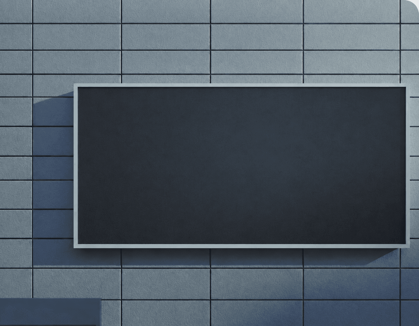 Painel de LED retangular instalado em fachada de prédio